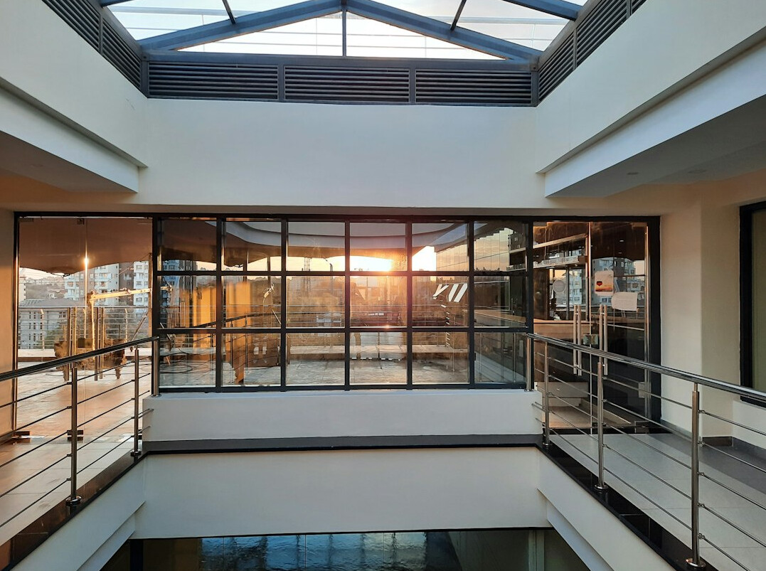 Intérieur architectural moderne avec grandes baies vitrées et lumière naturelle